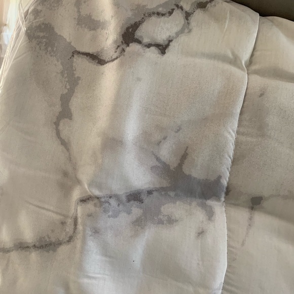 Full Queen marble comforter pillows and shams grey - Picture 3 of 9